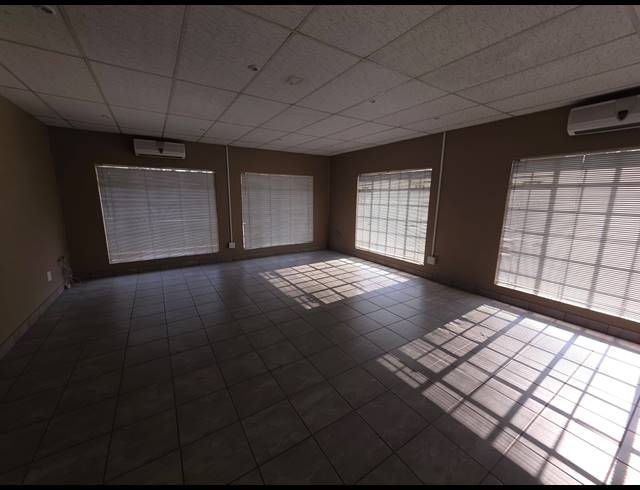 1,500M² OFFICE FOR SALE IN THREE RIVERS